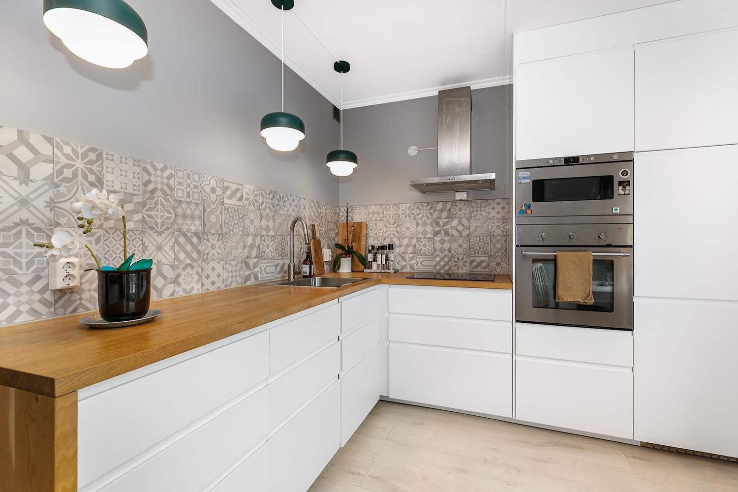 Masse skap- og benkeplass Galleribilde