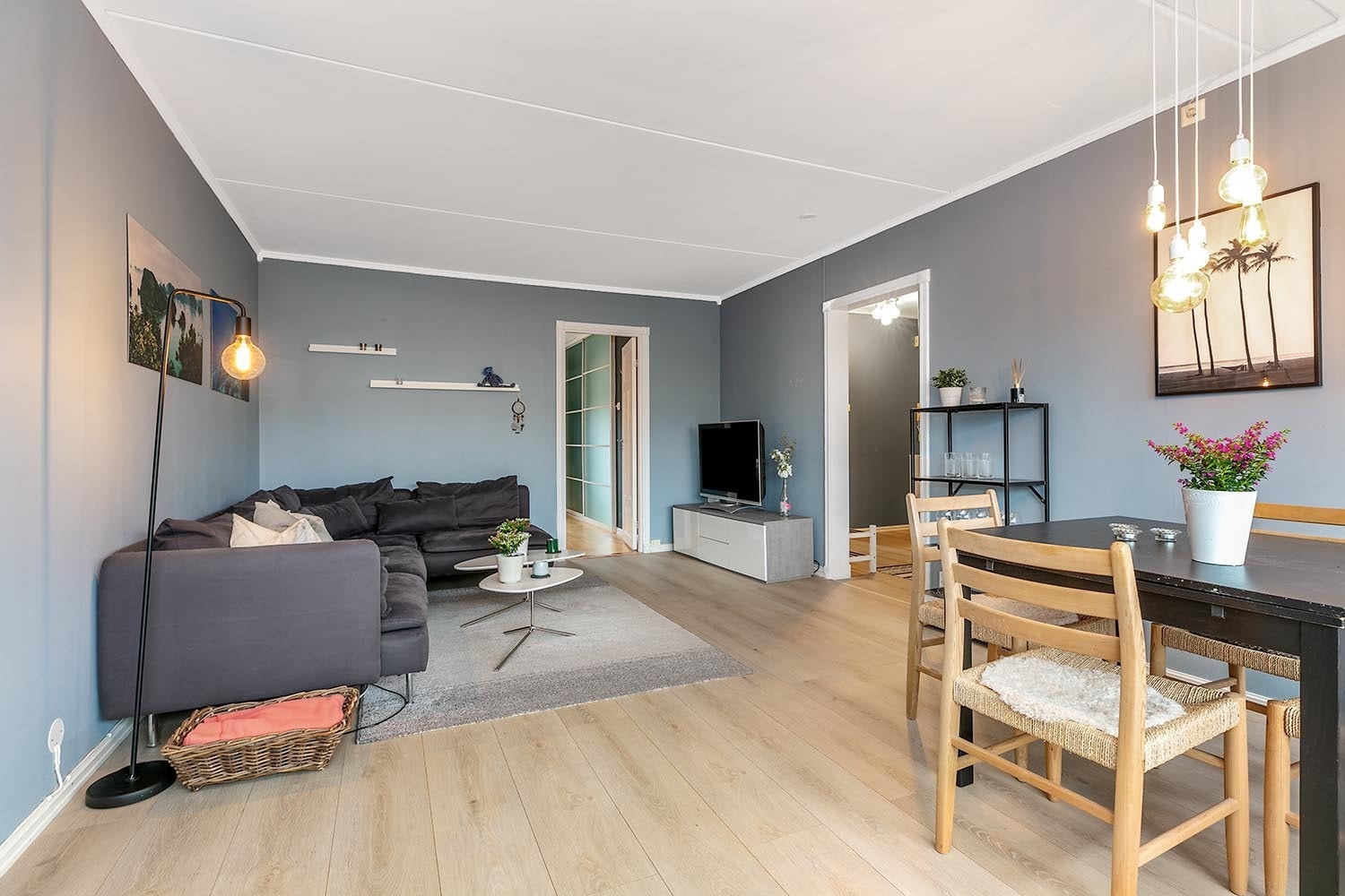 Stue med sofahjørne og spisebord Galleribilde