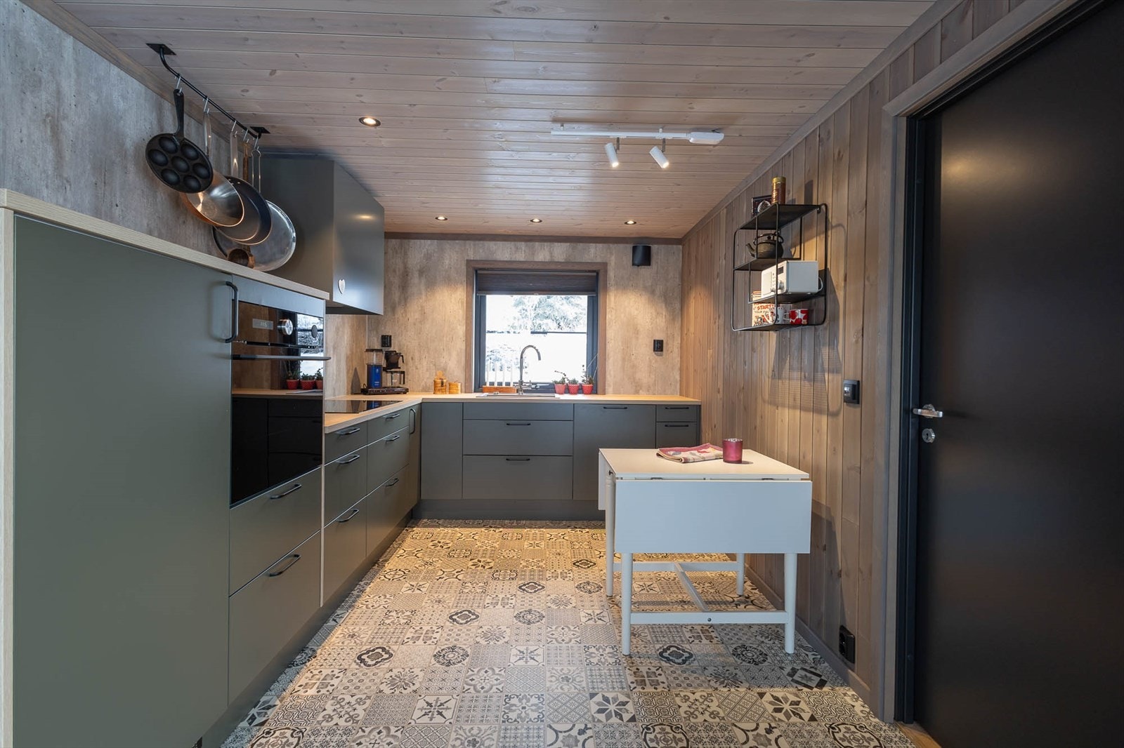 Stilrent og praktisk kjøkken med god benkeplass. Galleribilde