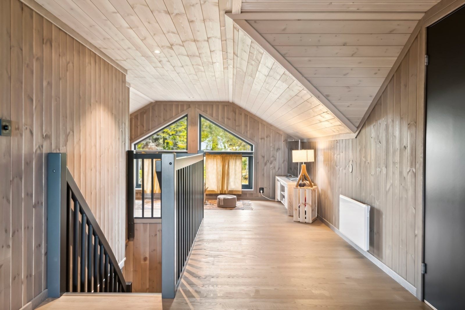 Andre etasje tilbyr store arealer som benyttes som loftstue. Galleribilde