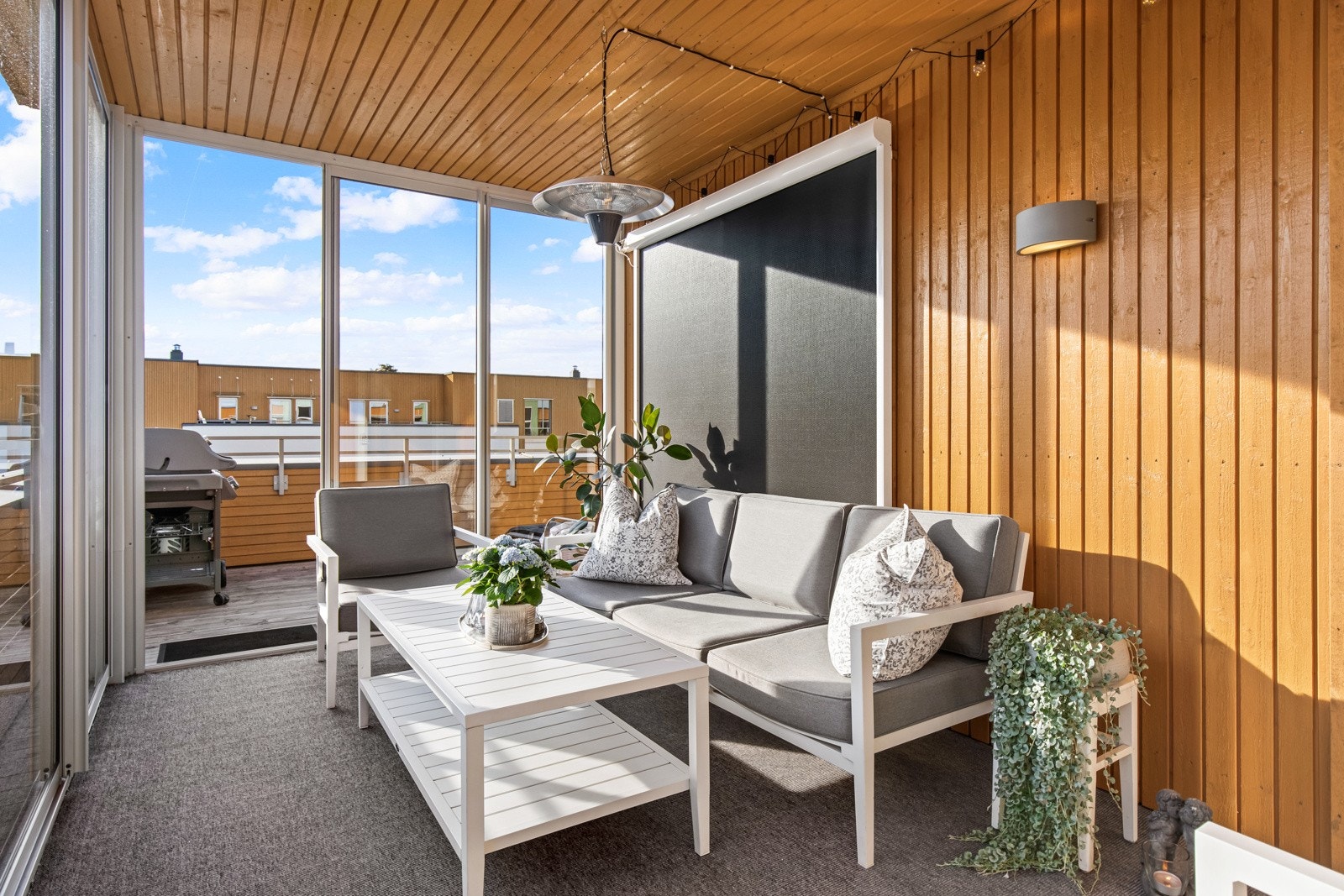 Både vinterhagen og balkongen er utstyrt med utebelysning og stikkontakter, og det er god plass til utemøblement, grill og beplanting begge steder. Galleribilde