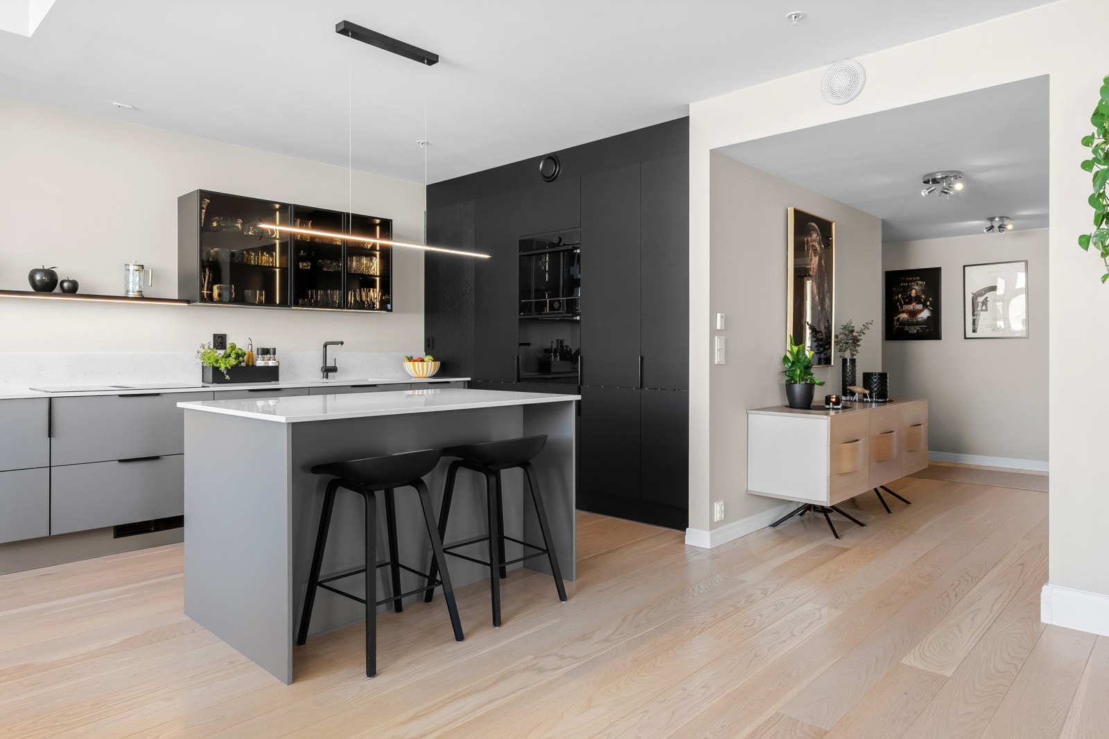 Det er etablert kjøkkenøy med godt med skap- og benkeplass, samt plass for å sitte. Galleribilde