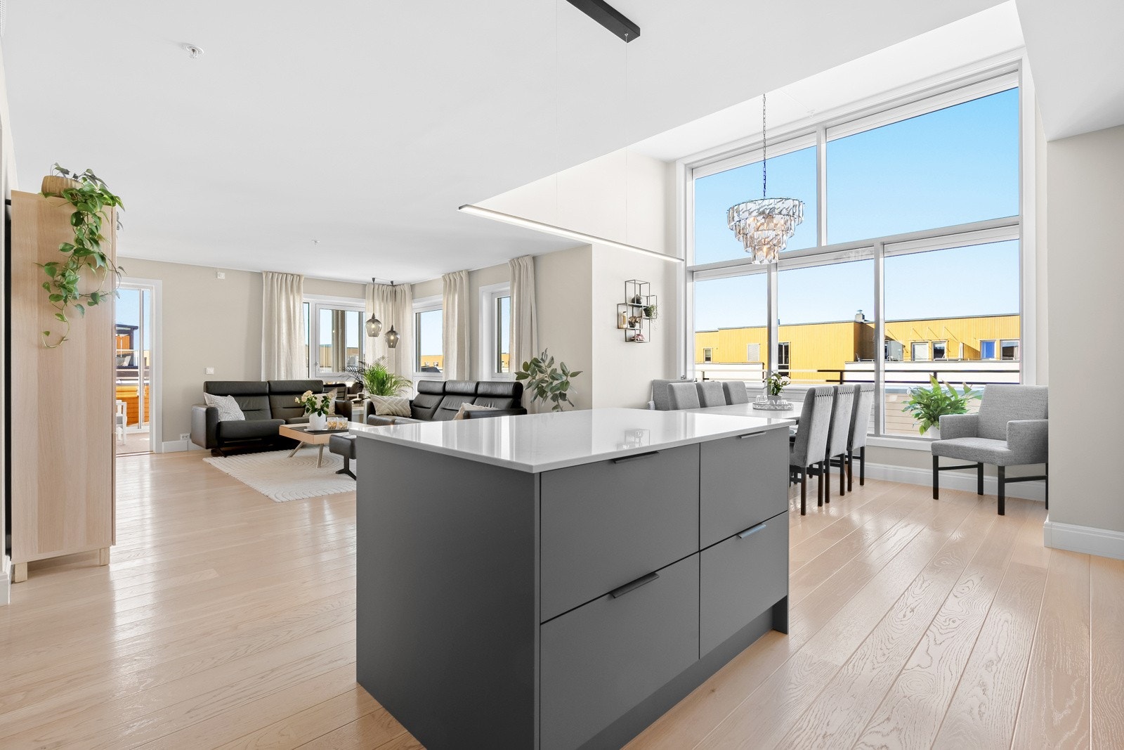 Det er god plass til spisebord ved panoramavinduet, i nær tilknytning til kjøkkenet. Galleribilde