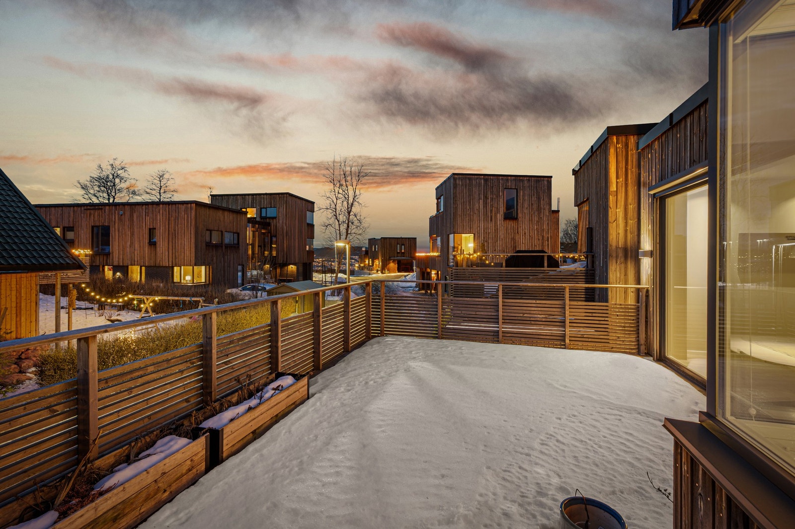 Morgensol fra kl 09. Balkongen blir en naturlig forlengelse av stuen på varme sommerdager. Galleribilde