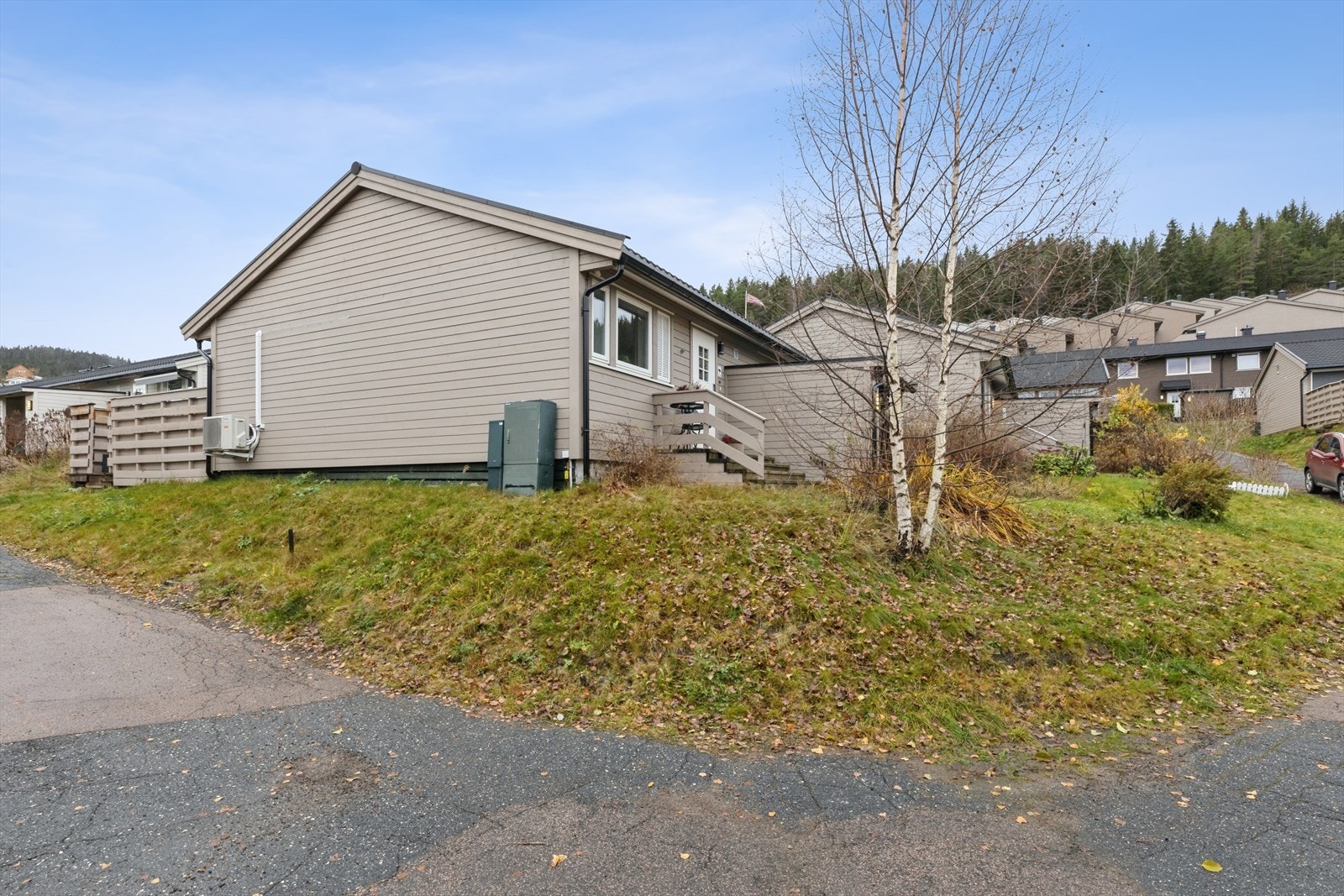 Utvendig bod ved inngangspartiet. Passe stor hage om du har grønne fingre og liker å holde på ute. Galleribilde