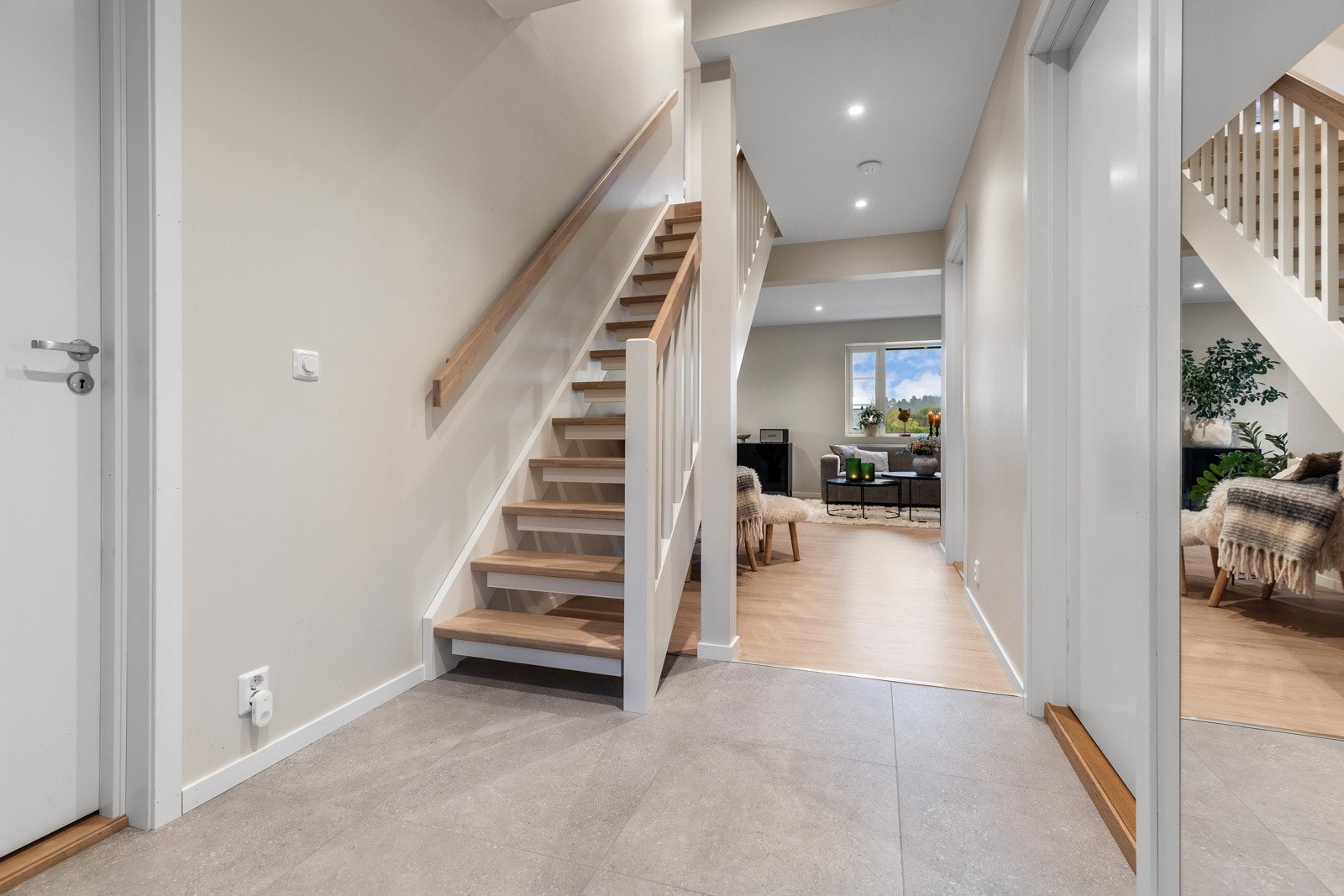 Velkommen inn! Her møtes du av en romslig entré med pene fliser på gulvet og tidløse farger som gir et harmonisk førsteinntrykk Galleribilde