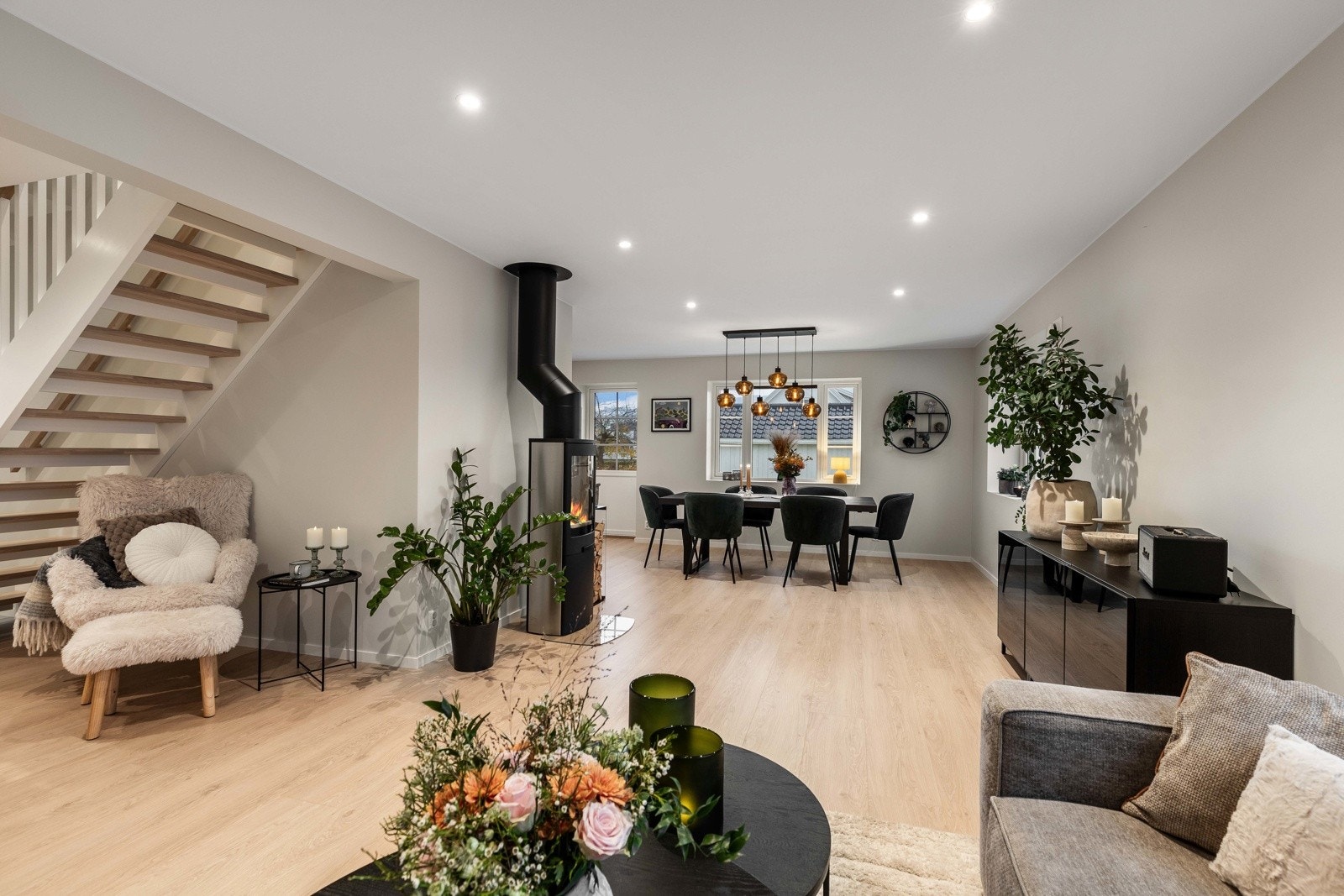 Rommets utforming gjør det enkelt å innrede med både sofagruppe og spisestue Galleribilde