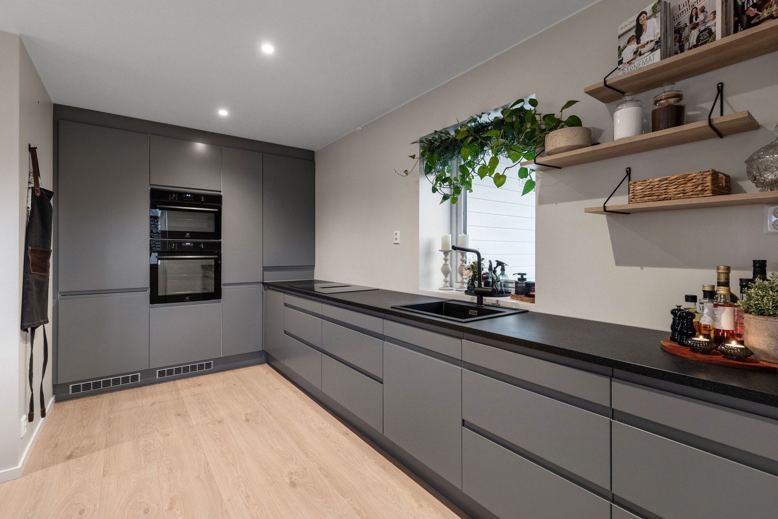 Her får du rikelig med skapplass og gode arbeidsflater - ideelt for matlaging til både hverdag og festlige anledninger Galleribilde