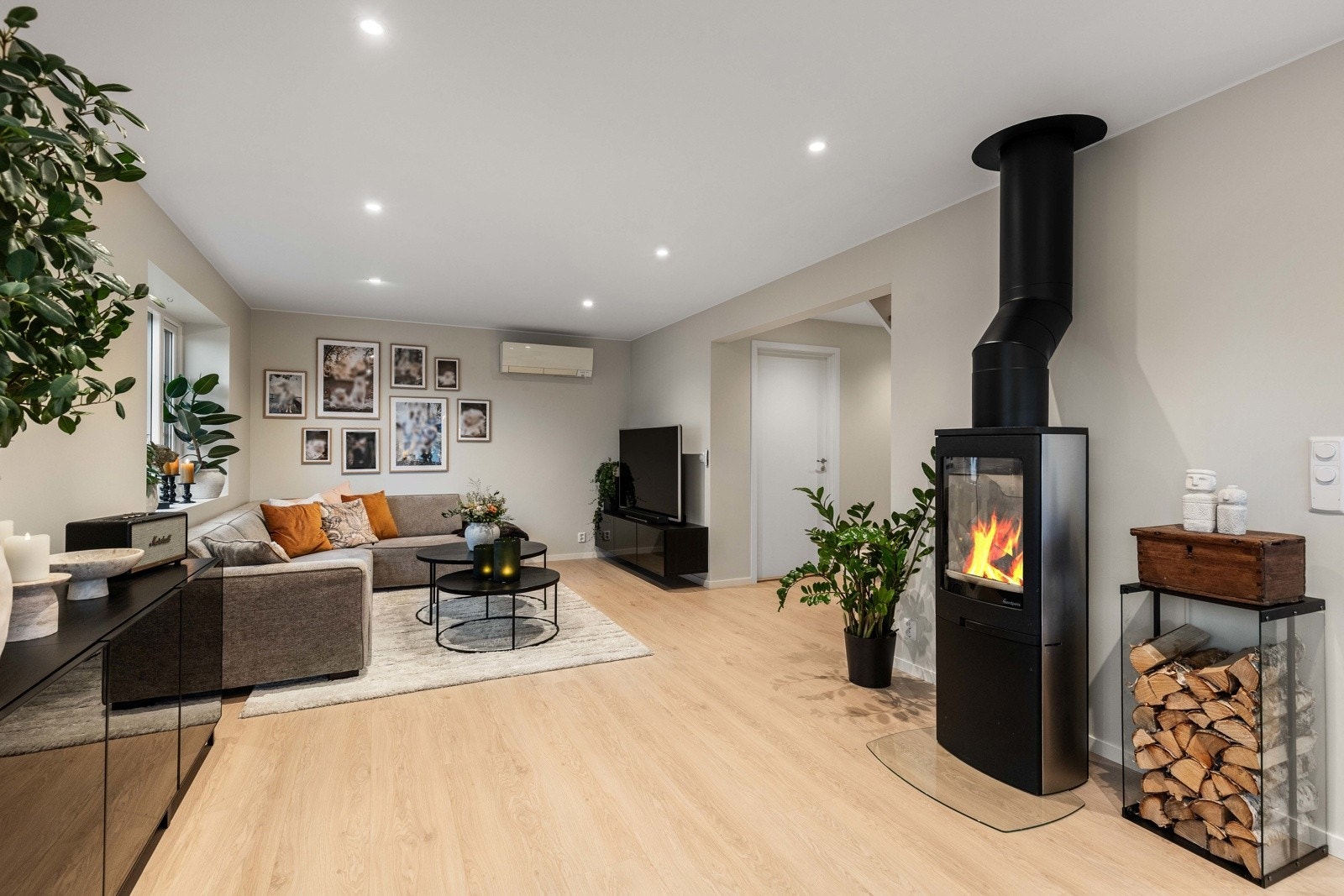 I sentrum av rommet finner du en stemningsfull peis - perfekt for rolige kvelder og kalde vinterdager Galleribilde