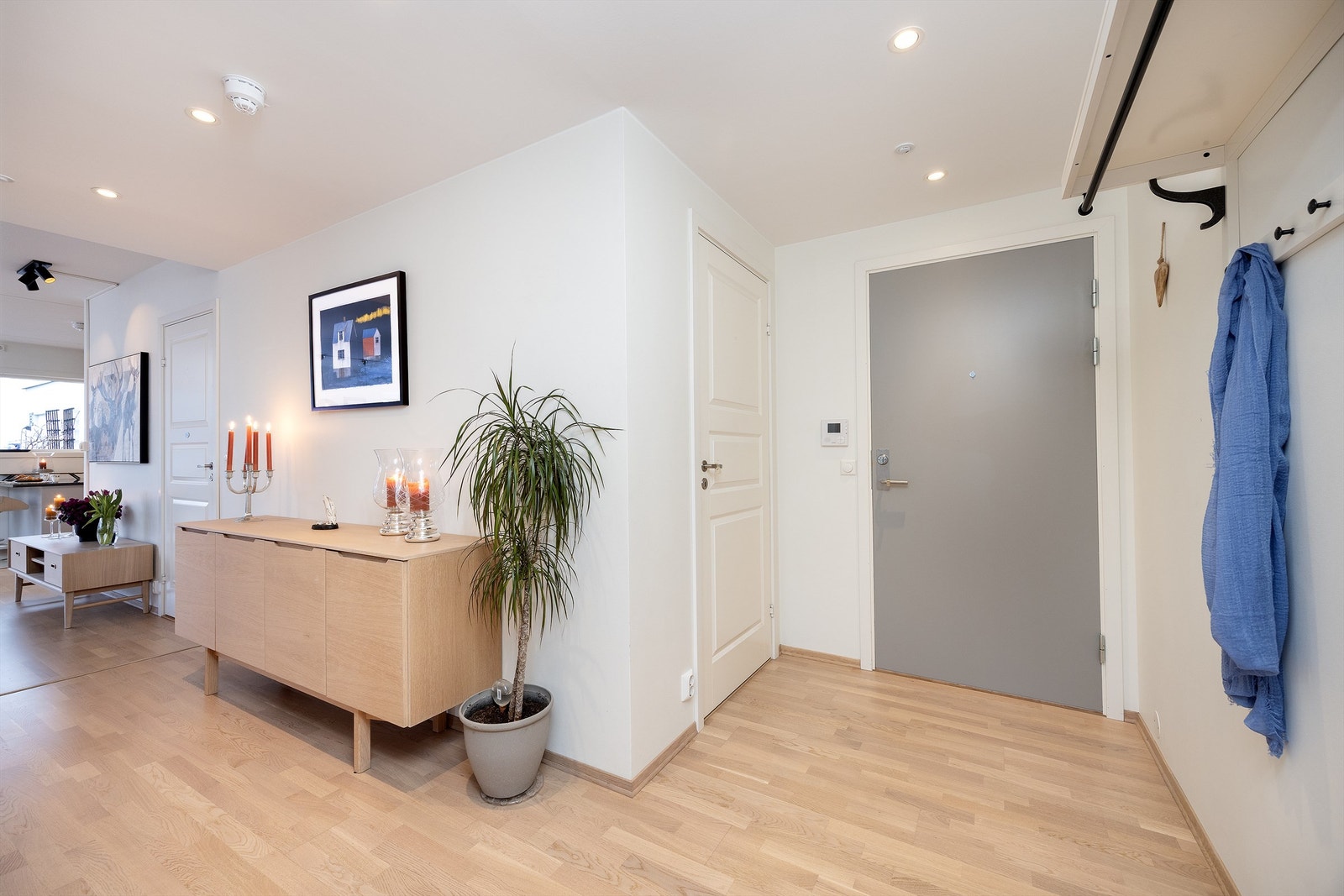 Velkommen inn! Entréen er lys og innbydende med plass til å henge fra seg yttertøy og sko. Det er også adkomst til en romslig bod. Galleribilde