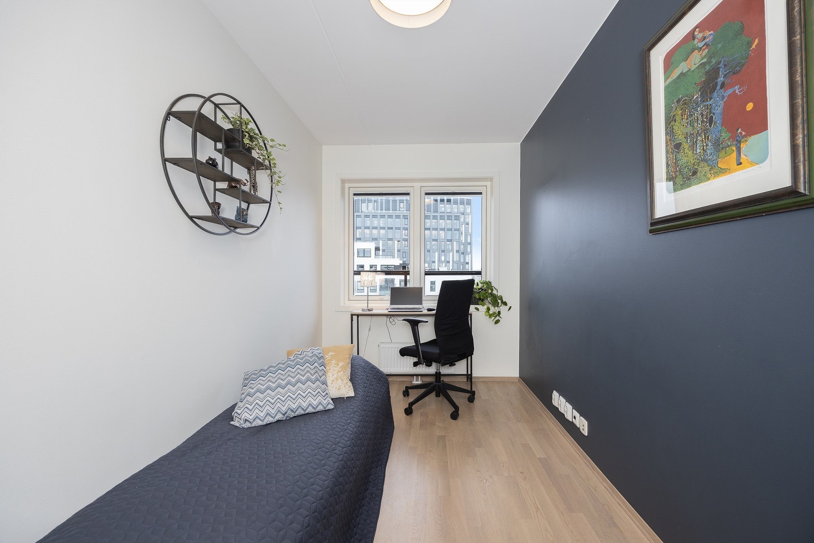 Boligens andre soverom passer perfekt som barnerom, gjesterom eller kontor- alt etter eget ønske og behov. Galleribilde