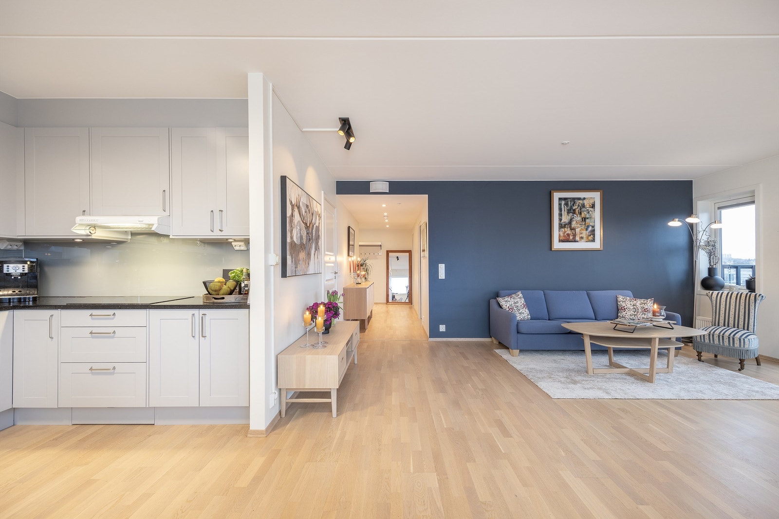 Kjøkkenet er holdt i en åpen løsning mot stuen, og gjør rommet til et naturlig og sosialt samlingspunkt i boligen. Galleribilde