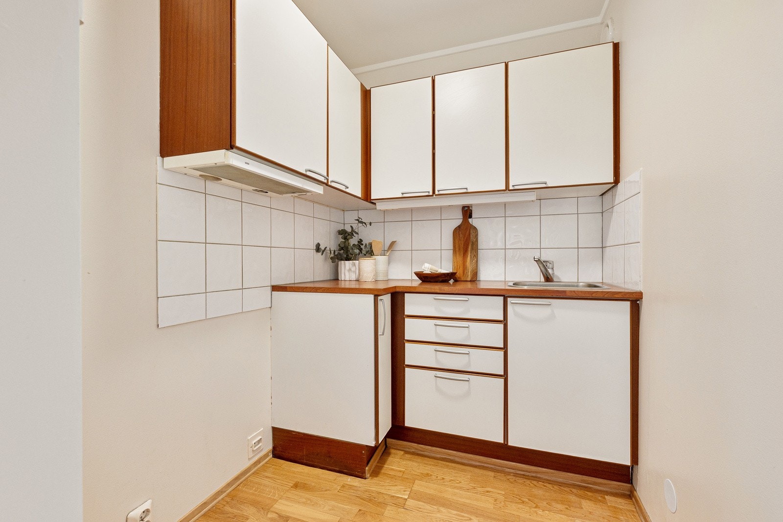 Eldre kjøkken med glatte fronter og laminat benkeplate. Galleribilde