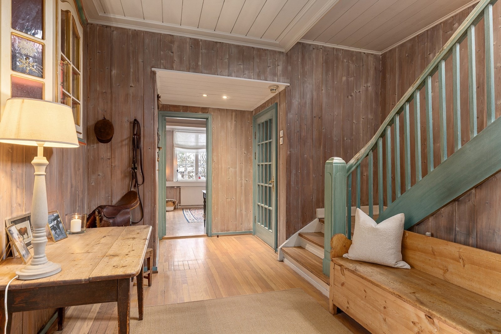 På høyre side er trapp til 2. etg. og dør mot entré, rett frem er soverom 1. etg. Galleribilde