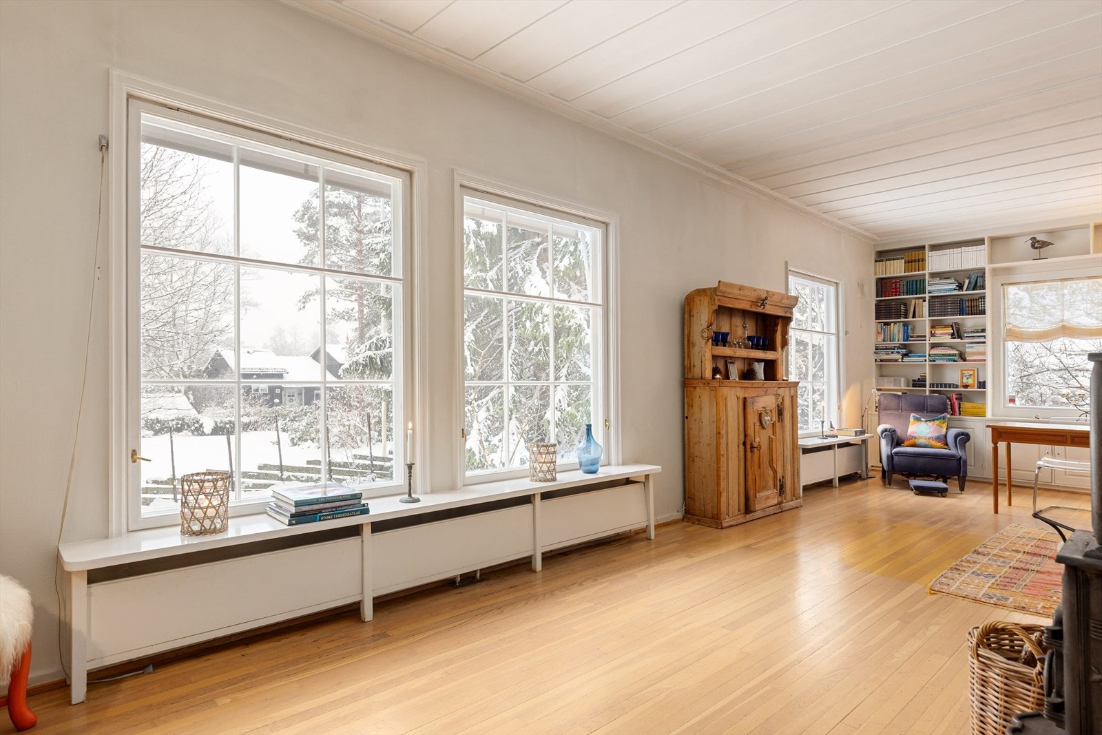 Store flotte vinduer ut mot hagen. Galleribilde