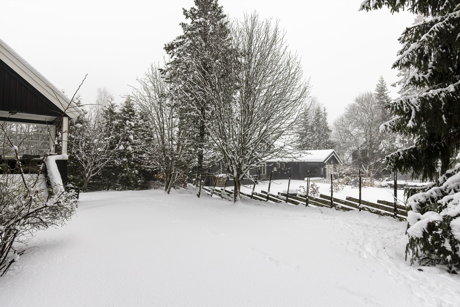 Solrik beliggenhet i stille villastrøk på Skådalen, Oslo Vest. Galleribilde