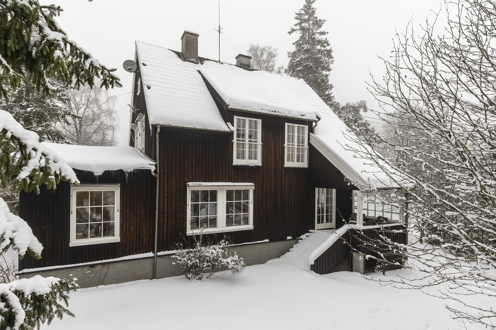 Tomten er omkranset av variert vegetasjon, som skaper en naturlig og frodig ramme rundt eiendommen. Galleribilde