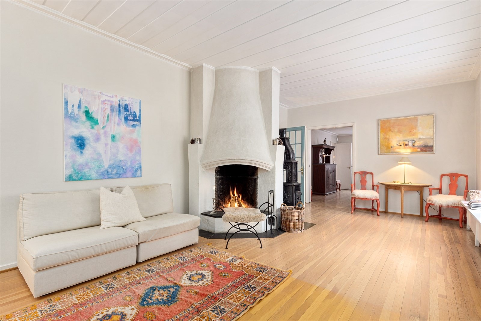 Stor og luftig stue med peis og vedovn. Galleribilde