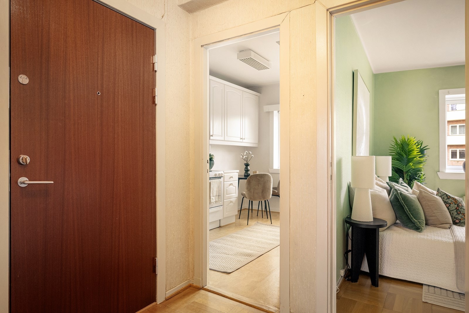 I gangen er det innebygd garderobeskap med plass til oppbevaring av sko og yttertøy. Galleribilde