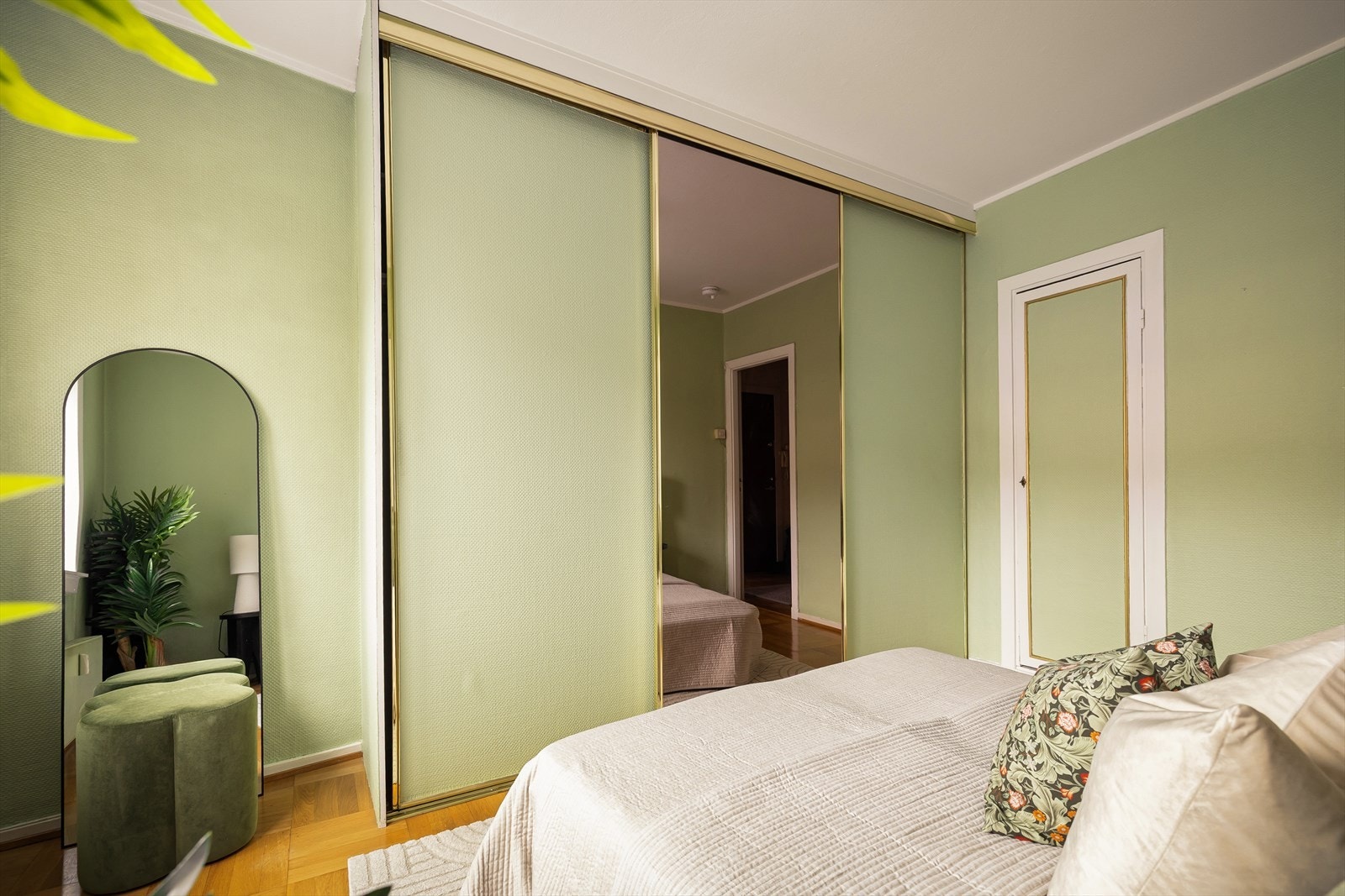 Det er godt med lagringsplass i skyvedørsgarderobe. I tillegg er det lagringsplass i eget kott. Galleribilde