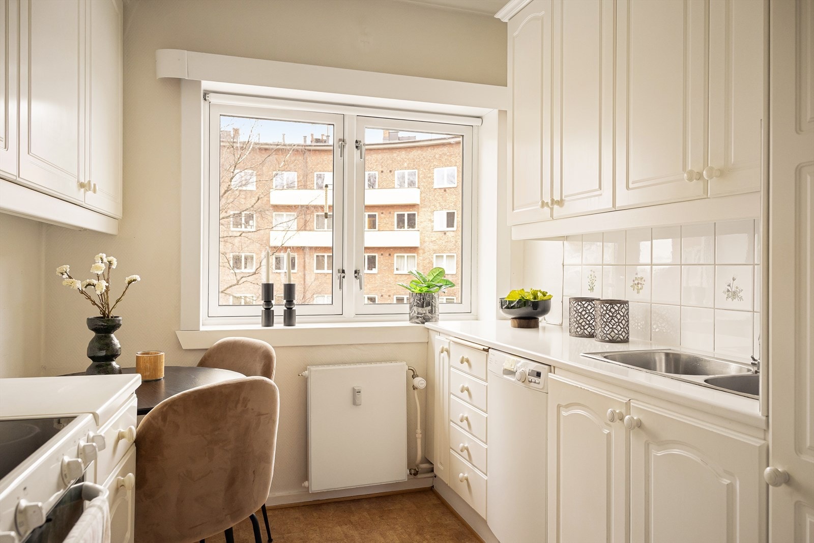 Hvitevarene er frittstående og består av kjøleskap, komfyr og oppvaskmaskin. Kullfiltervifte over komfyr. Galleribilde