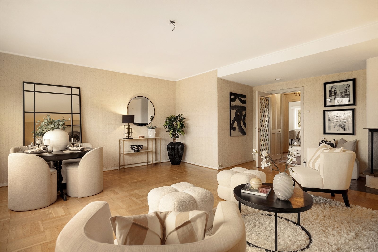 Stuen er romslig og enkel å møblere i flere soner. Galleribilde