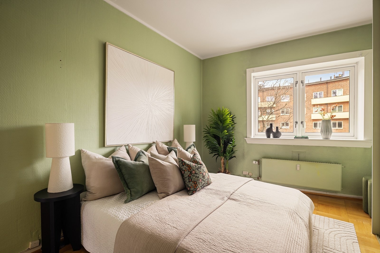 Leiligheten har et stort soverom vendt mot Doblougløkka. Galleribilde