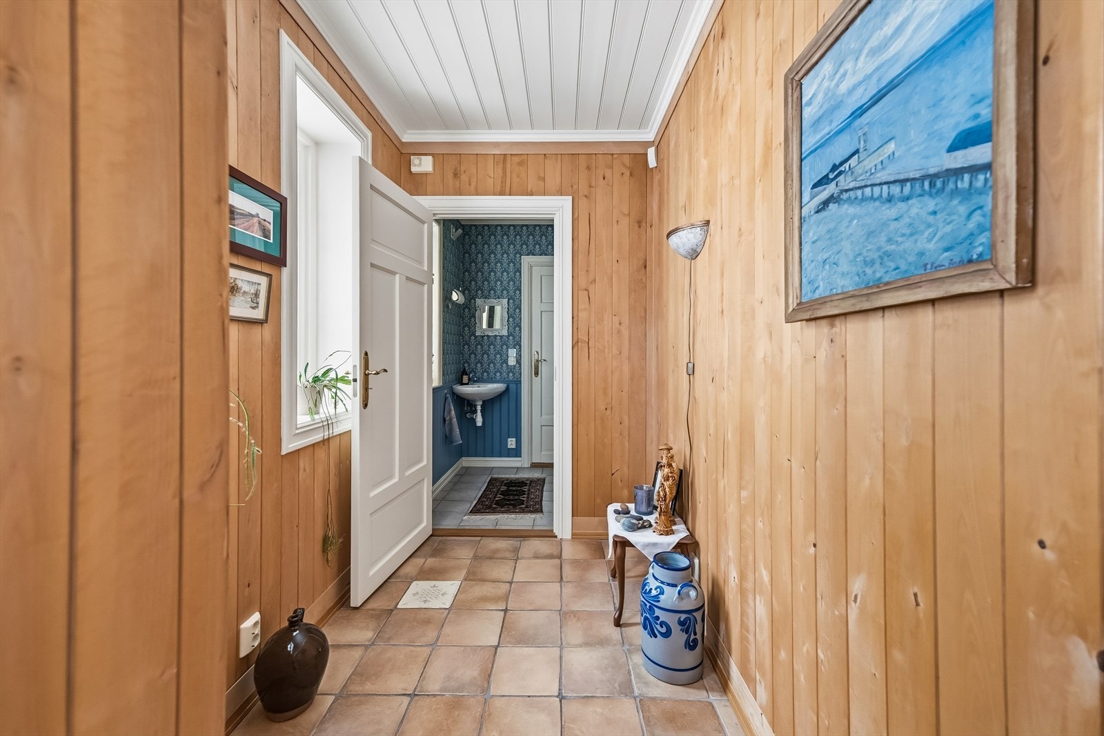 Lys gang med flislagt gulv med varme. Galleribilde