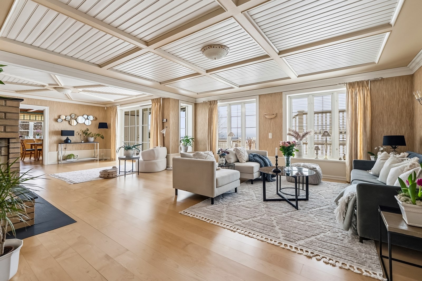 Luftig stue med generøse flater og gode møbleringsmuligheter. Galleribilde