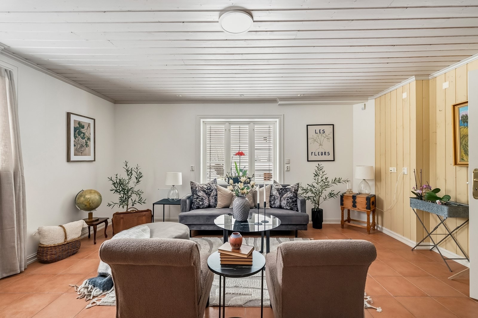 Stue/hobbyrom med god plass og lyse farger. Galleribilde