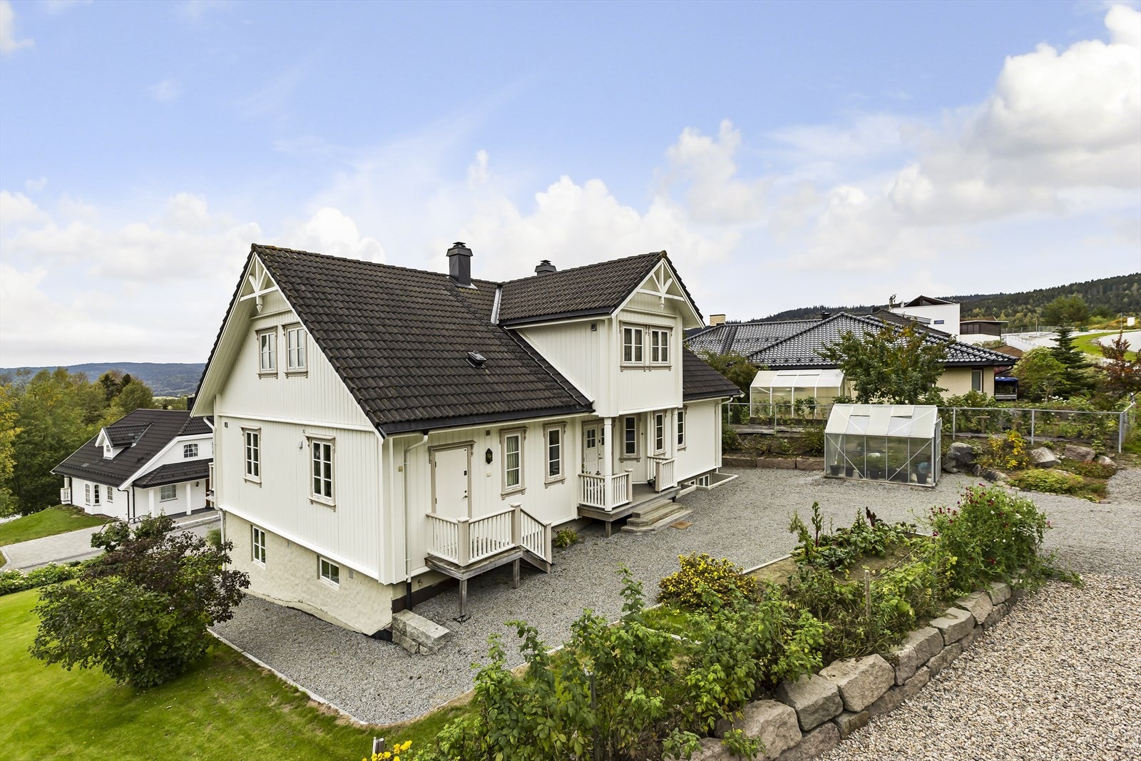 Velholdt uteområde med god plass og drivhus for deg med grønne fingre! Galleribilde