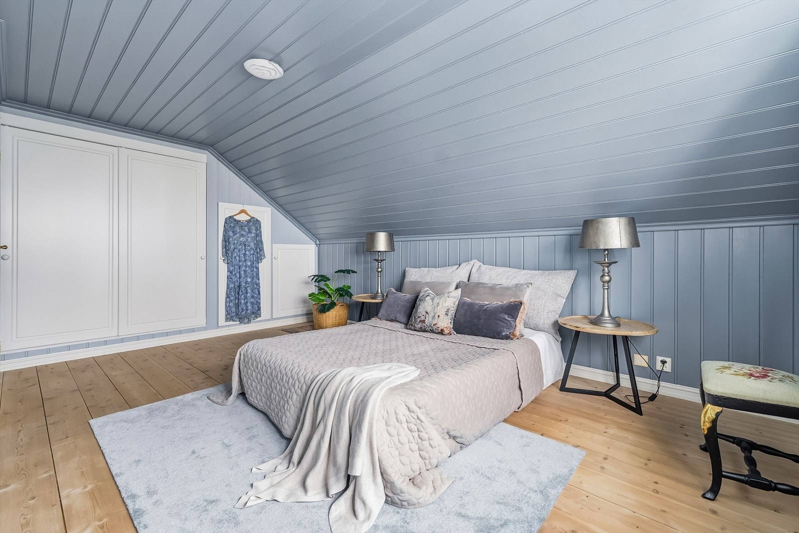 Soverommet har et flott tregulv og integrert skapplass. Galleribilde