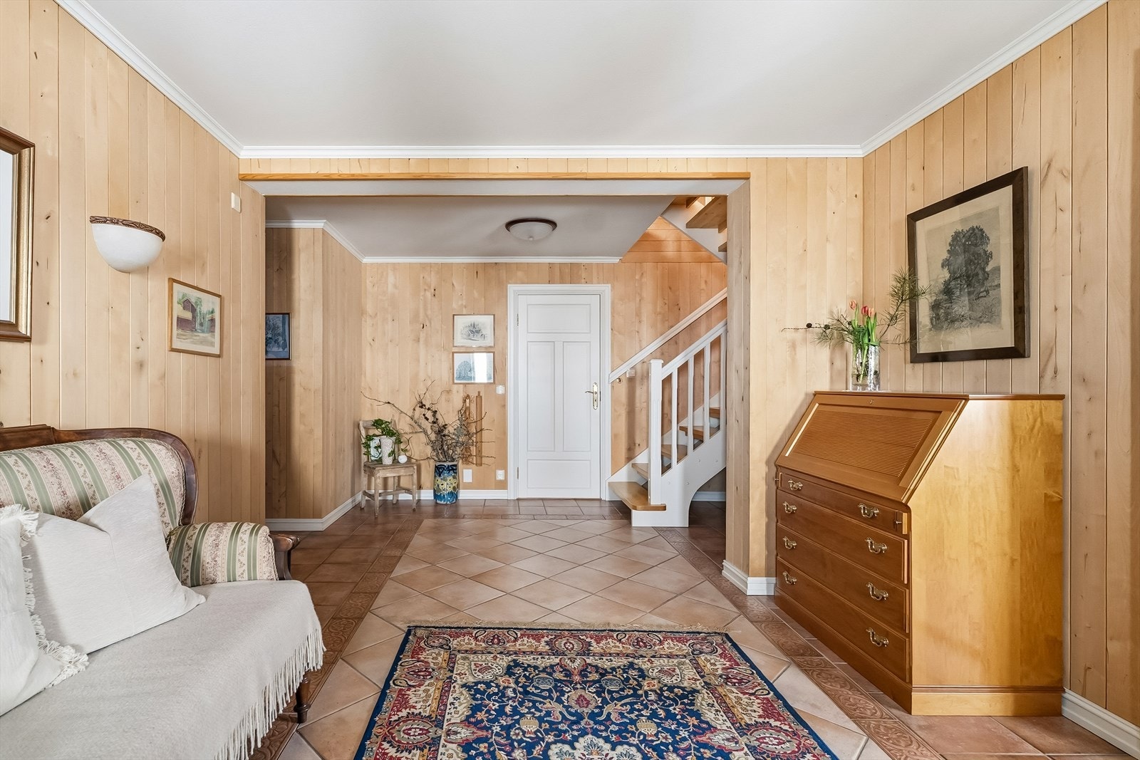 Åpen entrésone med trappeløp som gir en god flyt i boligen. Galleribilde