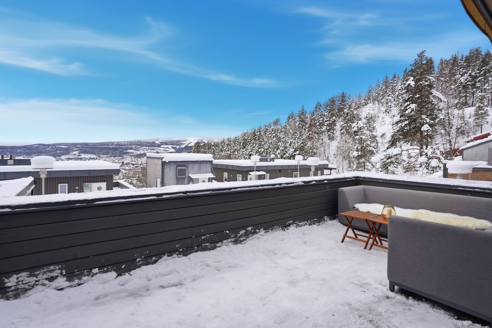 Leiligheten ligger i 2. etg. og har stor balkong med utsikt mot skibakken. Galleribilde