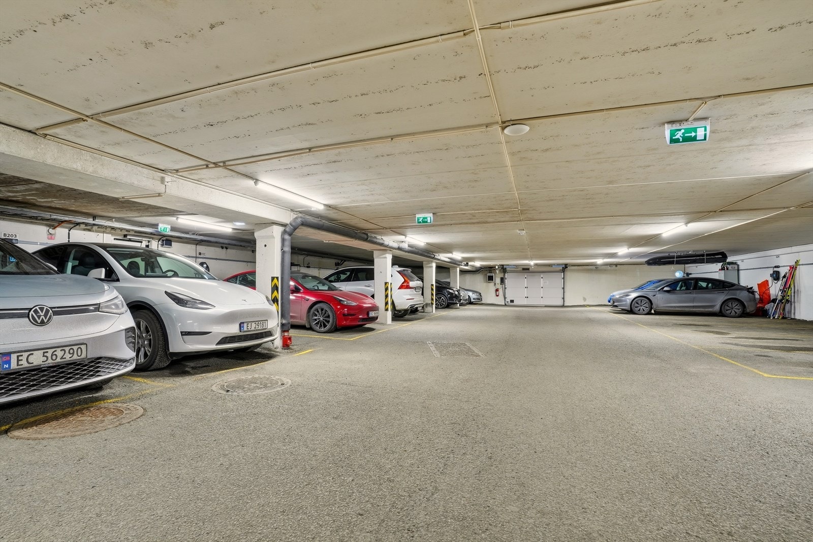 Det medfølger parkeringsplass med el-billader (2023) i parkeringskjeller. Galleribilde