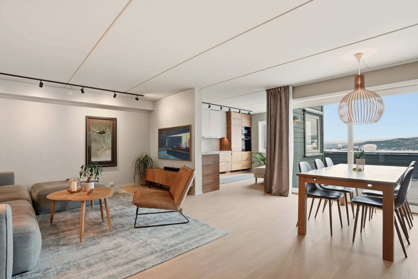 Koselig stue i tilknytning til kjøkkenet og spiseplassen. Galleribilde