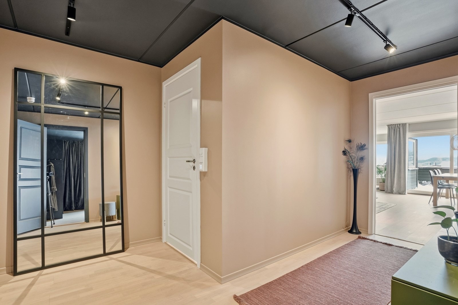 Fargene er nøye utvalgt mha en interiørdesigner for å skape en fin harmoni og rød tråd i leiligheten. Galleribilde