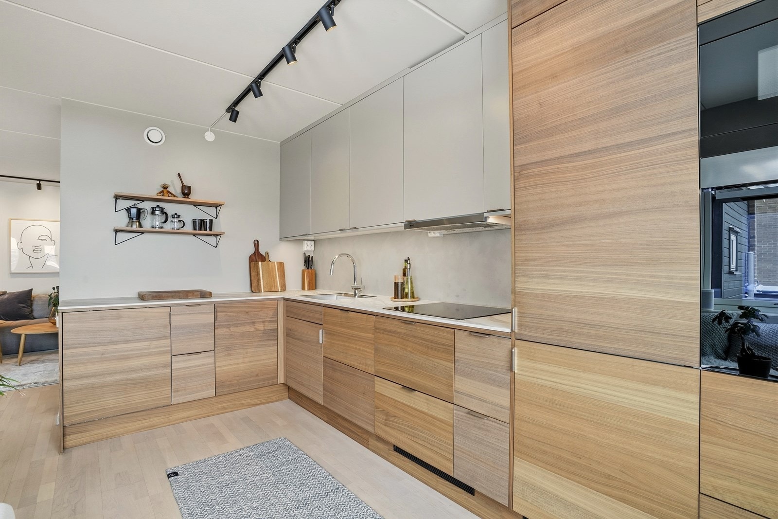 Det er godt med oppbevaring i mange skap, og integrerte hvitevarer. Galleribilde