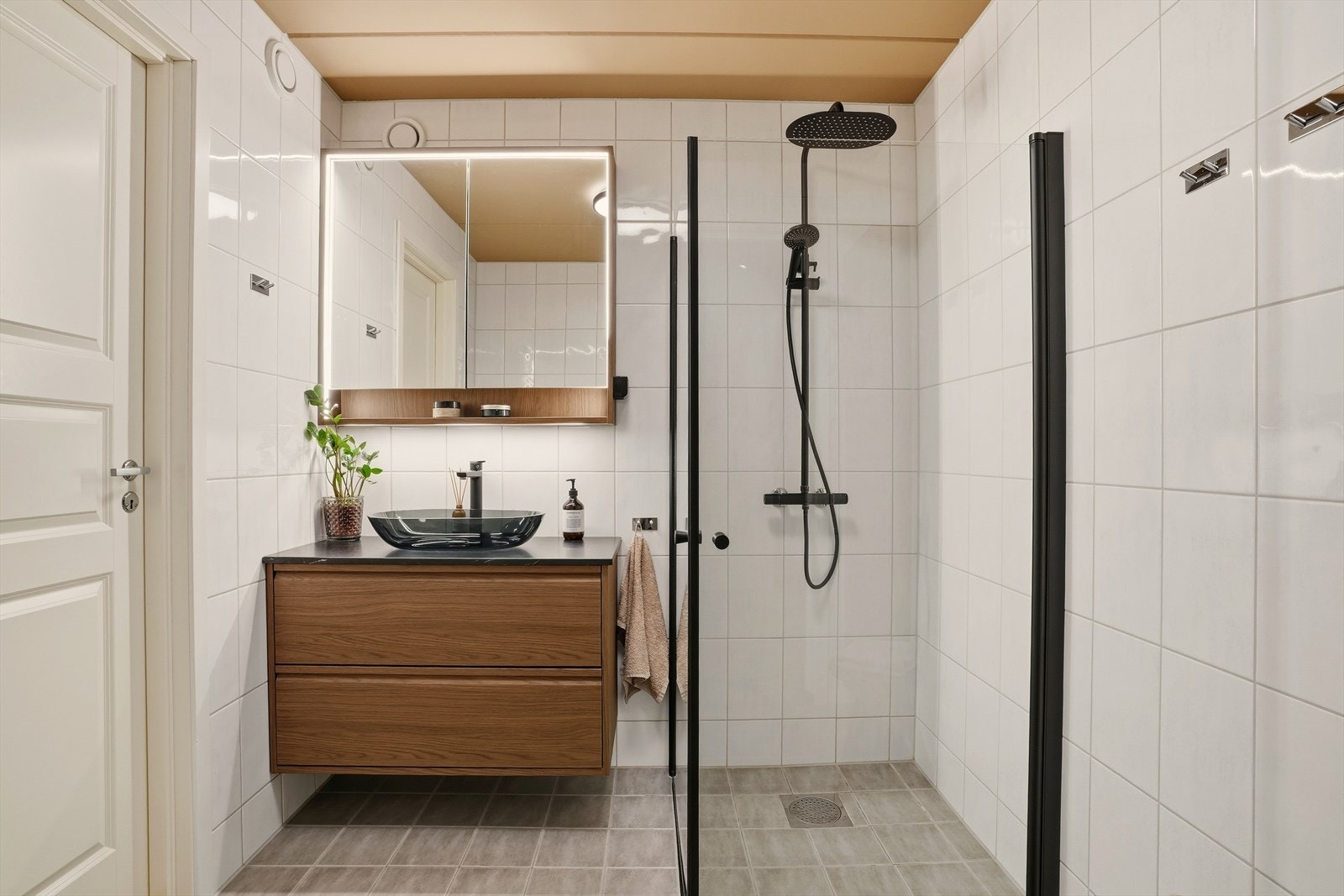 Badet er flislagt med gulvvarme, med separat vaskerom innenfor. Galleribilde