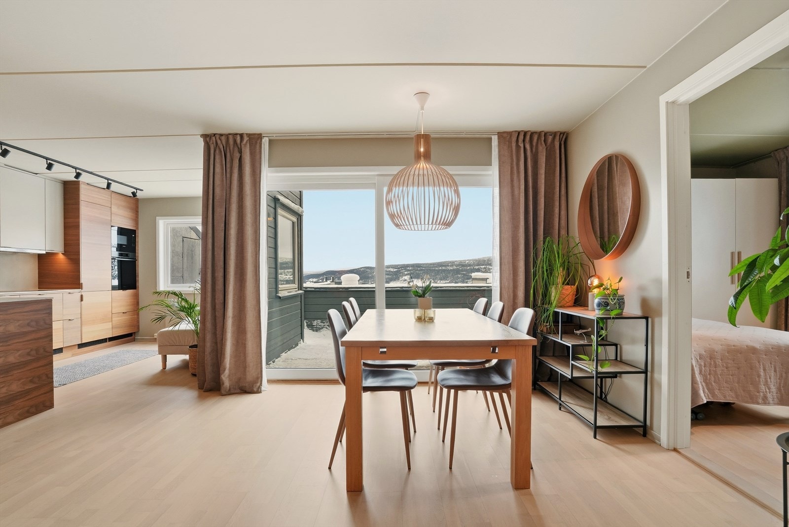 Spiseplass med store vindusflater og utgang til balkong med gode solforhold. Galleribilde