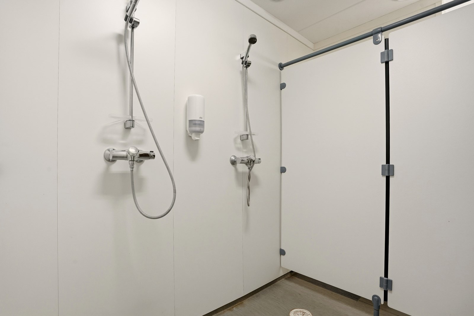 Dusj i anslutning til treningsrom i sameiet. Galleribilde
