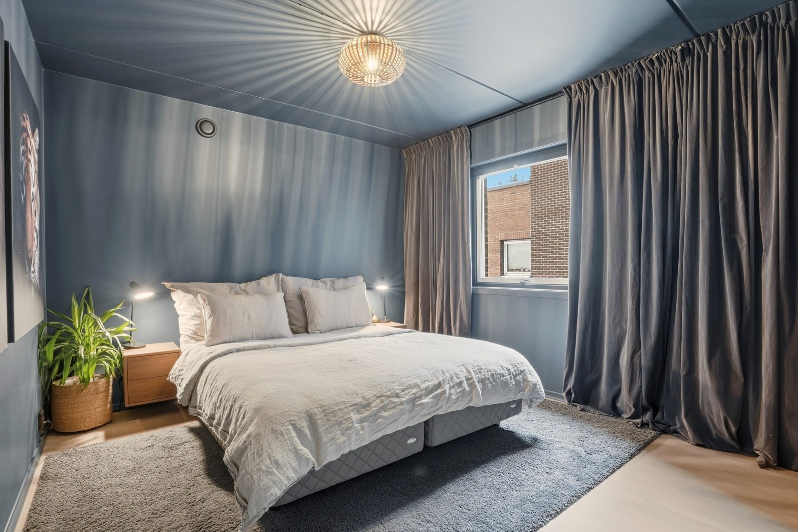 Vegger og tak i hovedsoverommet er malt i en behagelig mørk blåfarge. Galleribilde