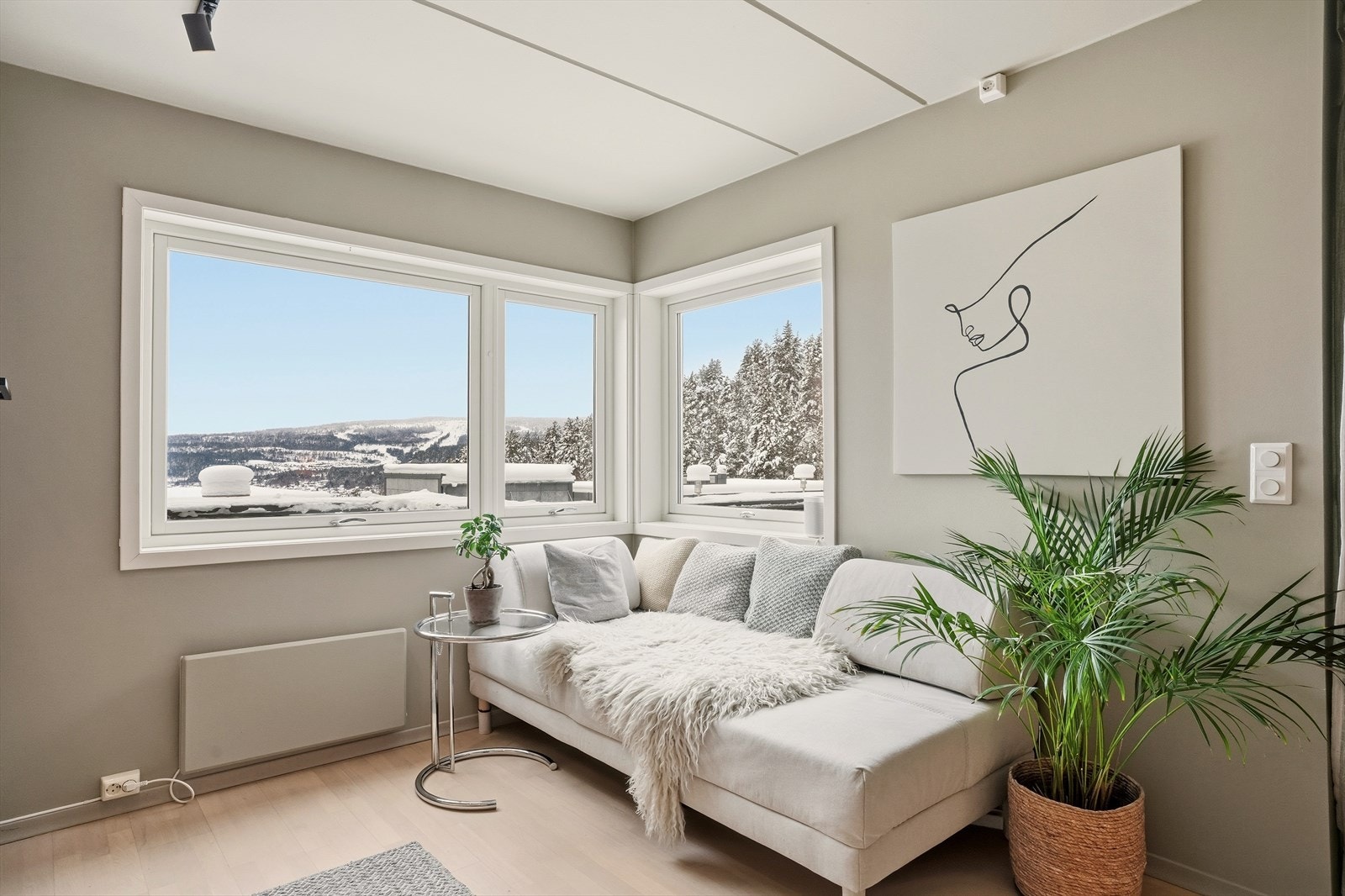 Fra kjøkkenet er det hjørnevindu med flott utsikt. Galleribilde