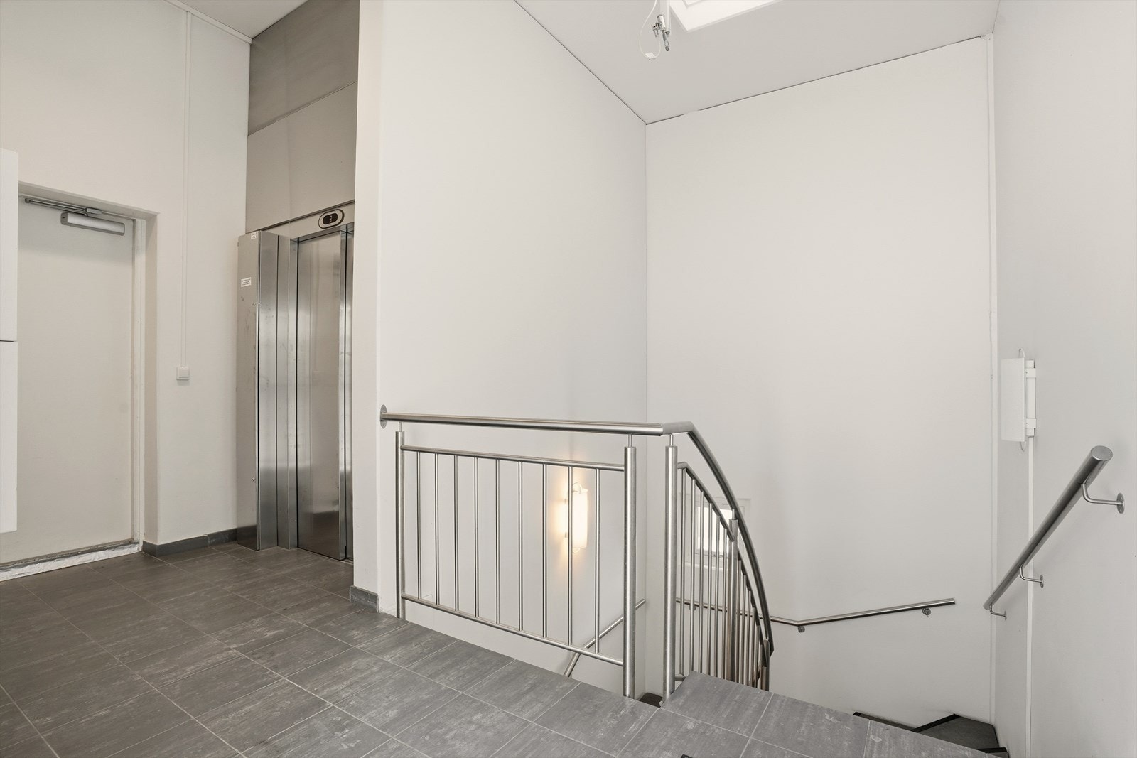 Det er adkomst til leiligheten via heis og trapp. Galleribilde