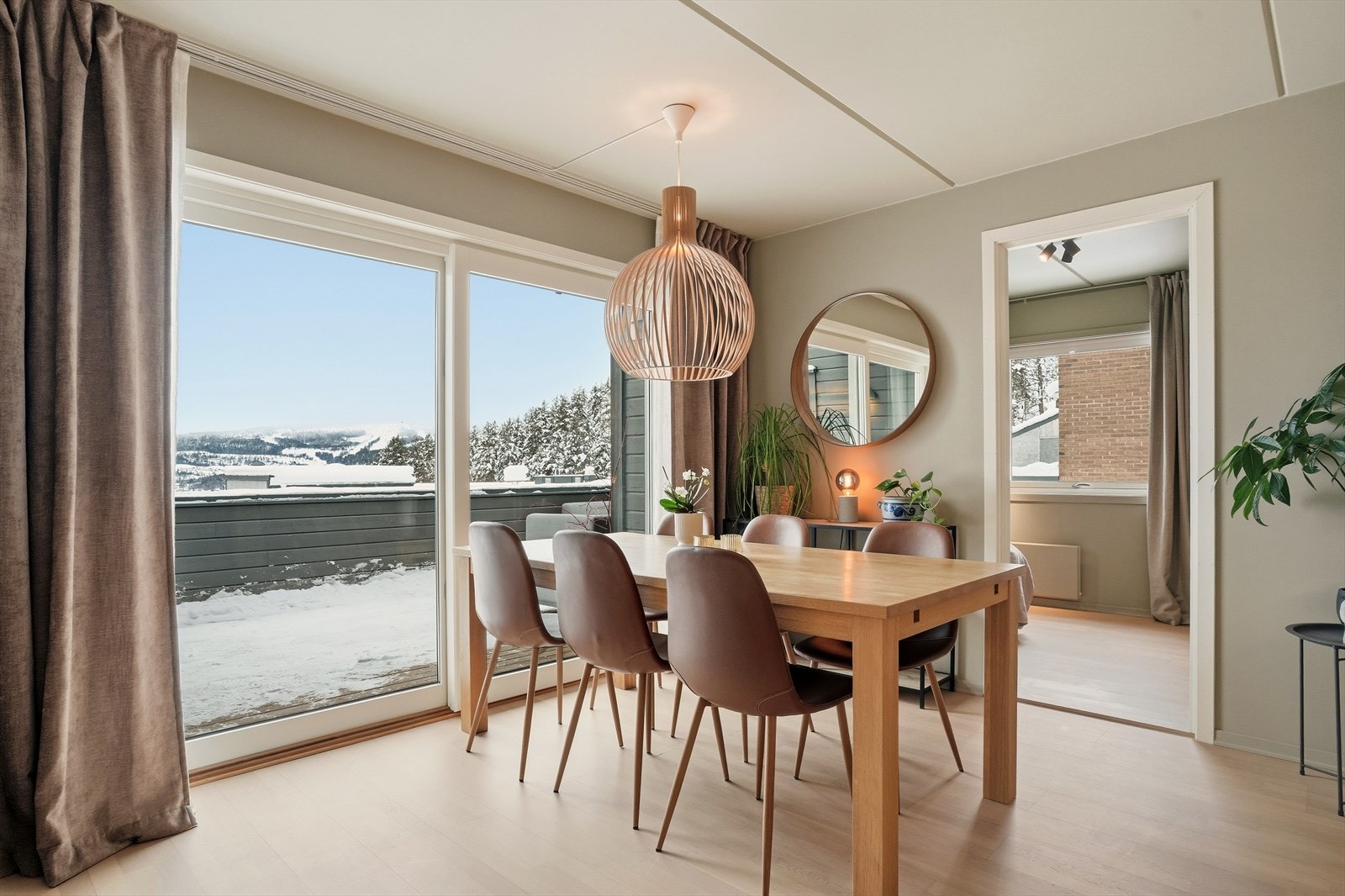 Spiseplassen er delt av og det er laget et nytt soverom i leiligheten. Galleribilde