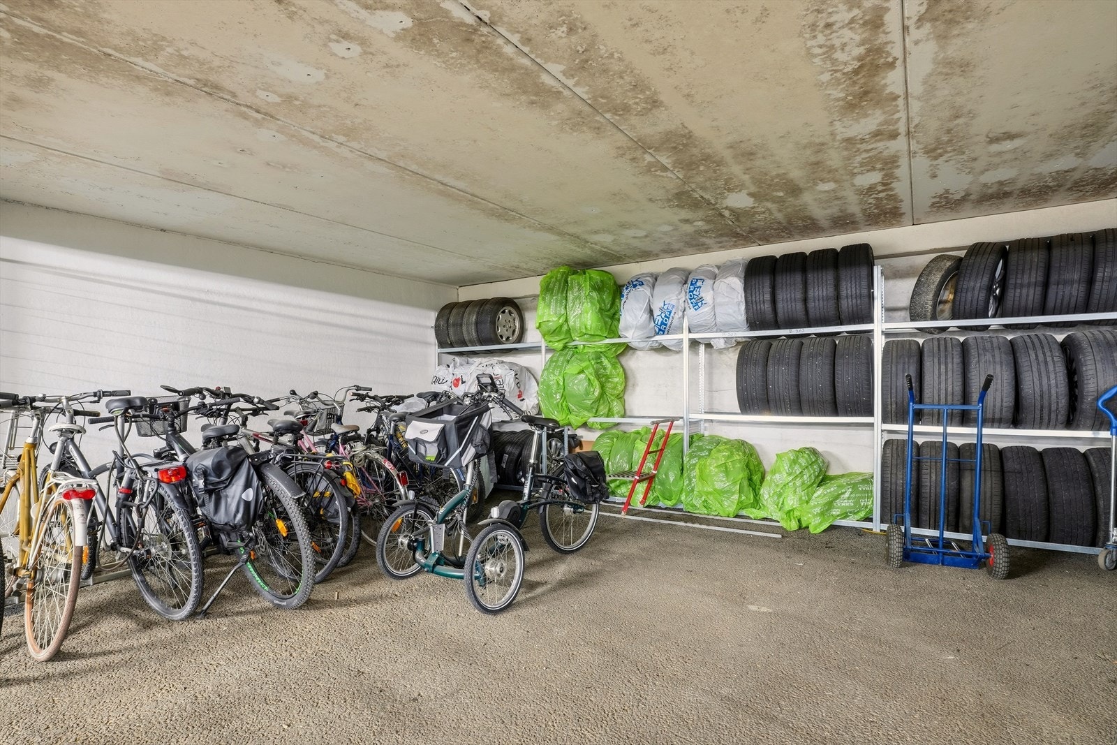 Dekkhotell og sykkelparkering. Galleribilde