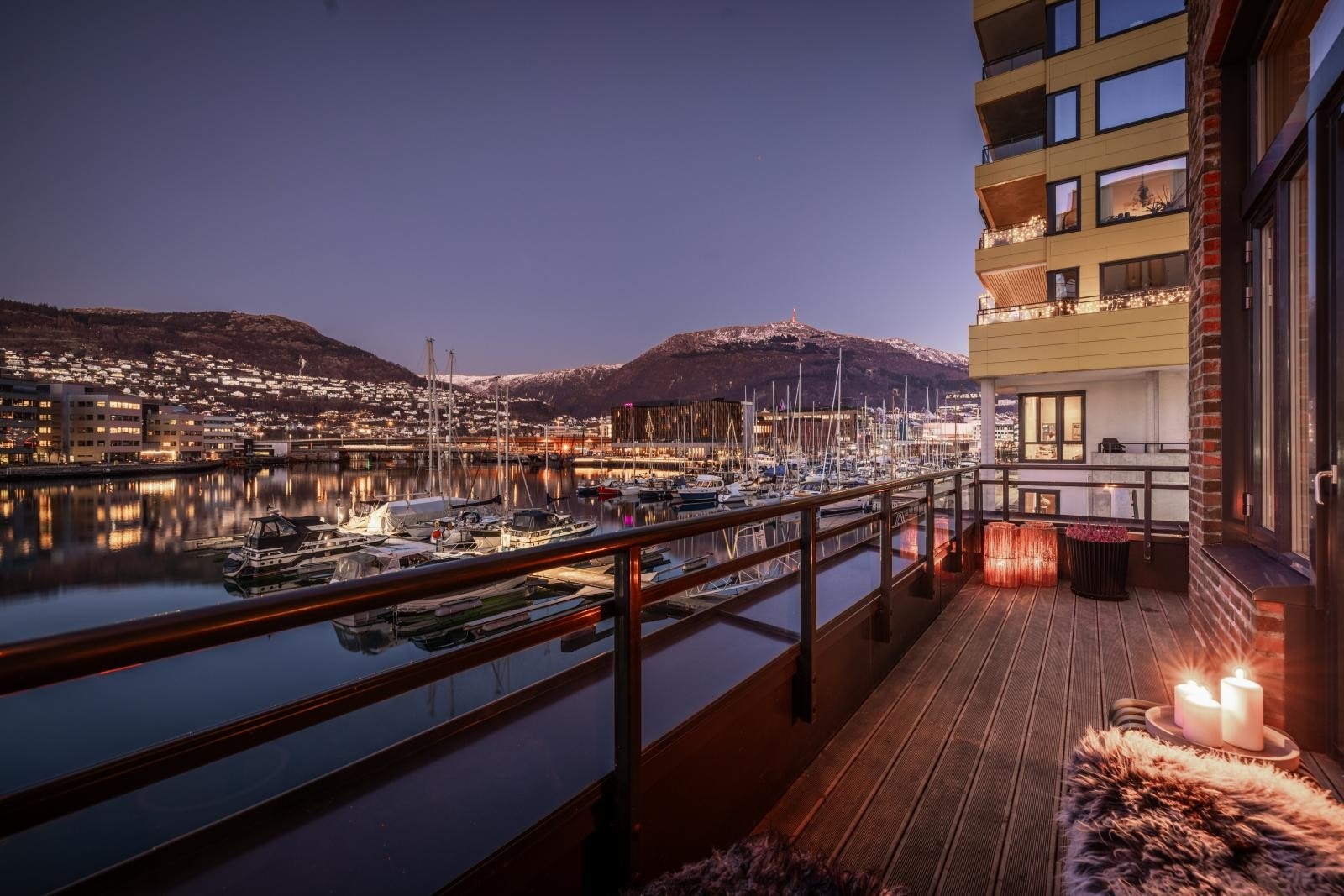 Beliggende på enden av bygget, med altan både mot øst og mot sør. Galleribilde