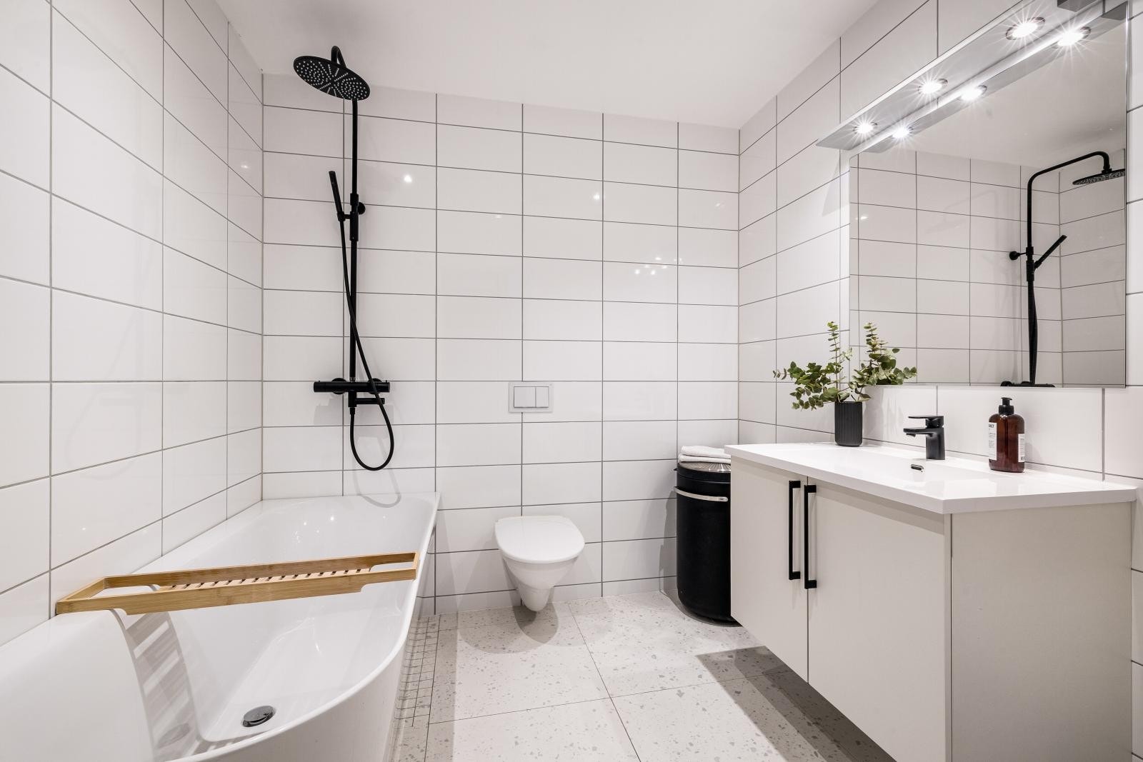 Stilrent bad, fornyet med badekar og dusjløsning. Galleribilde