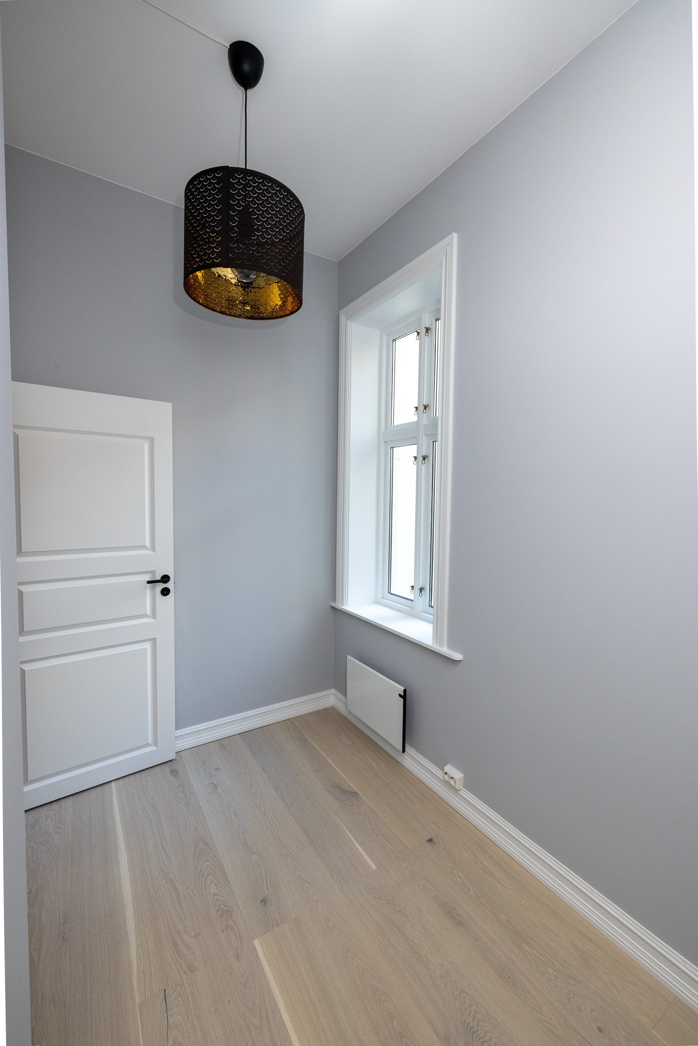 Rom 1: lite rom vendt mot bakgård Galleribilde