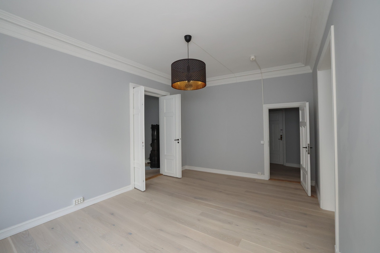 Rom 4: Stort gjennomgangsrom vendt mot gate Galleribilde